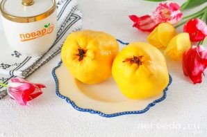 Шаг 1: Подготовьте указанные продукты. Выбирайте сочный сорт айвы, фрукты с ярким ароматом и спело-желтым цветом.
