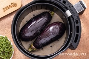 Шаг 10: Переложите в корзинку аэрогриля или решетку. Готовьте 20 минут при температуре 200 градусов. За 5-7 минут до готовности один раз переверните баклажаны.