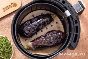 Шаг 13: Откройте аэрогриль и попробуйте готовы ли баклажаны — в них легко должна втыкаться вилка. По необходимости увеличьте время приготовления еще на 5-10 минут.