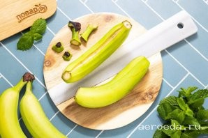 Шаг 4: Бананы помойте, отрежьте кончики с двух сторон и сделайте надрез на кожуре вдоль. Таким образом зеленый банан будет проще очистите от кожуры.