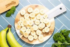 Шаг 7: Нарежьте бананы на тонкие кружочки.