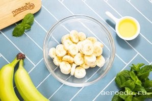 Шаг 10: Переложите в глубокую миску, добавьте оливковое масло и аккуратно перемешайте, чтобы оно равномерно распределилось по бананам.
