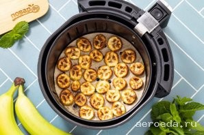 Шаг 19: Когда кружочки подсушатся, аккуратно переверните их. Готовьте еще 8 минут при температуре 175 градусов.
