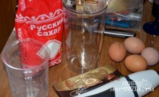 Шаг 1: Белки взбейте с сахаром до устойчивых пиков. Натрите на мелкой тёрке шоколад, внесите его к этим ингредиентам, продолжая взбивать.