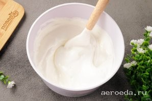 Шаг 13: Аккуратно перемешивайте лопаткой или ложкой снизу вверх — не миксером! Перемешивать нужно не более 2-х минут.