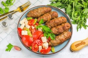 Шаг 16: Пока чевапчичи запекаются, приготовьте вкусный овощной салат или соус и подайте его вместе с румяными чевапчичи из аэрогриля к столу. Приятного вам аппетита!