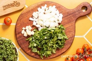 Шаг 10: Репчатый лук нарежьте крупными кубиками. Чеснок очистите и порежьте пластинами. Кинзу помойте, обсушите и крупно порубите.
