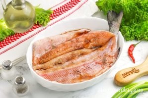 Шаг 10: Всыпьте молотый черный перец и соль, тщательно промассируйте мякоть, чтобы она впитала в себя маринад. Но без сильного нажима, чтобы она держала форму.