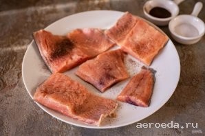 Шаг 7: Каждый нарезанный кусок натрите солью и черным молотым перцем.