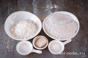 Шаг 1: Выложите все ингредиенты на кухонный стол.