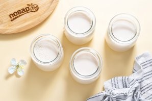 Шаг 13: Разлейте молоко по чистым стерилизованным баночкам. Также можно налить в одну большую банку. Накройте крышками.