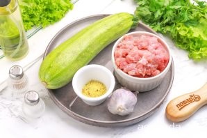 Шаг 1: Подготовьте указанные продукты. Фарш можно использовать любой, но желательно — с салом или с жиром, чтобы блюдо не получилось суховатым на вкус.