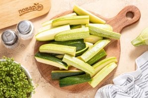 Шаг 4: Кабачок и цукини помойте, обсушите. Отрежьте кончики с двух сторон, нарежьте крупными брусочками.