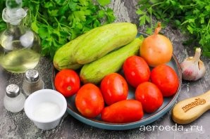 Шаг 1: Подготовьте указанные продукты. Промойте кабачки и помидоры в воде, срежьте хвостики с кабачков и вырежьте зеленые сердцевинки у помидоров. Выбирайте кабачки мелкого или среднего размера без плотной кожуры и семян.