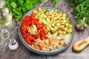 Шаг 16: Нарежьте все запеченные овощи мелким кубиком, очистив лук и чеснок от шелухи.