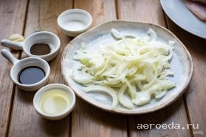 Шаг 7: Тонкими полукольцами нарежьте лук.
