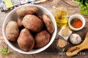 Шаг 1: Подготовьте все ингредиенты по списку. Чтобы картофель обжарился равномерно, берите клубни примерно одного размера.