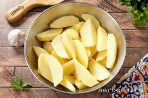 Шаг 4: Картофель очистите и нарежьте дольками.
