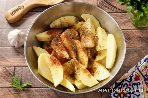 Шаг 7: Добавьте к картофелю растительное масло, специи и соль по вкусу.