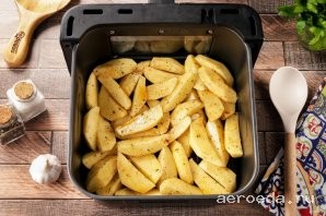 Шаг 13: Выложите картофель на решётку аэрогриля. Установите температуру до 190 градусов и готовьте 25 минут.