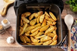 Шаг 22: Картофель по-деревенски в аэрогриле готов. Если ломтики будут крупными, возможно понадобится ещё 5-10 минут на приготовление, так же это зависит и от сорта картофеля.