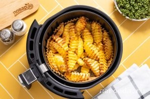 Шаг 19: За это время пару раз открывайте аэрогриль, перемешивайте картофель, чтобы он равномерно прожарился и не подгорел.