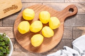 Шаг 4: Картофель тщательно помойте, очистите от кожуры и обсушите с помощью бумажных полотенец.