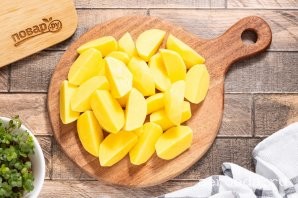 Шаг 7: Разрежьте картофель на четвертинки. Крупный картофель можно порезать дольками.