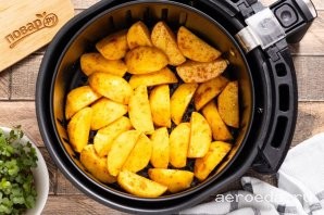 Шаг 16: Переложите картофель в корзинку аэрогриля или на решетку. Готовьте 22-25 минут при температуре 180 градусов.