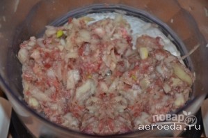 Шаг 4: В фарш добавляем мелко нарезанный лук, соль и черный молотый перец. Хорошо все перемешиваем.