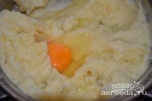 Шаг 7: Делаем из отварного картофеля пюре и даем немного остыть. Затем добавляем яйца, немного соли и перца. Хорошо все перемешиваем.