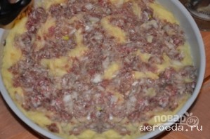 Шаг 10: В форму из аэрогриля выкладываем половину пюре, а сверху — фарш.
