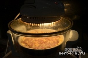 Шаг 13: Ставим форму на среднюю решетку аэрогриля и выставляем температуру 220-235 градусов. Выпекаем минут 20.
