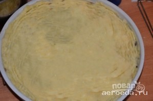 Шаг 16: Достаем форму из аэрогриля, выкладываем поверх фарша вторую половину пюре. Затем посыпаем тертым сыром и снова отправляем в аэрогриль.