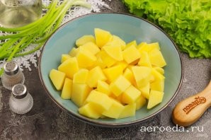 Шаг 4: Картофель нарежьте средними кубиками или брусочками и высыпьте нарезку в салатник, глубокую емкость.