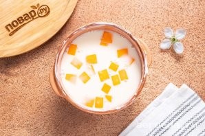 Шаг 13: Влейте молоко. Подогревать его не обязательно.