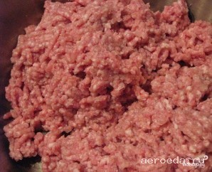 Шаг 7: 3. Мясо и лук дважды перебейте в мясорубке. Получившийся фарш хорошенько посолите и добавьте по вкусу молотый перец. Обязательно его отбейте.