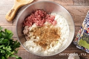 Шаг 13: Мясо, лук, чеснок и замоченный ранее хлеб пропустите через мясорубку. Добавьте соль и специи по вкусу.