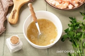 Шаг 7: В миске взбейте яйца с перцем и солью.