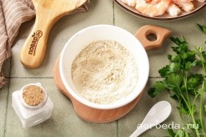 Шаг 10: Во второй миске соедините пшеничную муку и порошок карри.