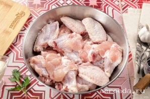 Шаг 4: Можно приготовить целые крылышки, но я предлагаю их разрезать на три части по суставу. Крайнюю фалангу используйте позже для приготовления бульонов, больше она ни на что не годится.