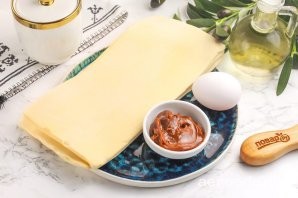 Шаг 1: Подготовьте указанные продукты. Тесто разморозьте заранее за полчаса до начала приготовления.