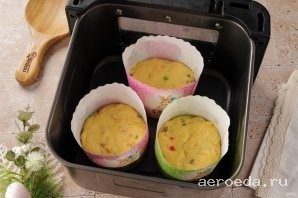 Шаг 37: Выложите тесто в формы. У меня обычные формочки для куличей среднего размера, предварительно я их смазала растительным маслом. Поставьте формочки с тестом в чашу аэрогриля, установите температуру 60 градусов и время 25 минут (оставим тесто для расстойки).