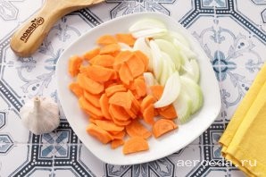 Шаг 13: Лук и морковь нарежьте произвольно, но не слишком мелко.