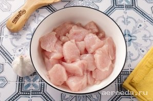 Шаг 4: Нарежьте грудку порционными кусочками и переложите в глубокую миску.