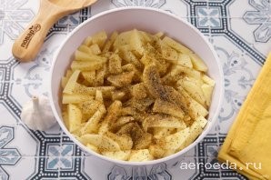 Шаг 19: Добавьте оставшееся растительное масло, соль и специи по вкусу.