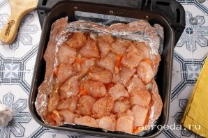 Шаг 28: Далее идёт маринованная курица.