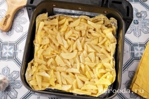 Шаг 31: Сверху выложите нарезанный картофель. Установите температуру 200 градусов и готовьте около 25 минут.