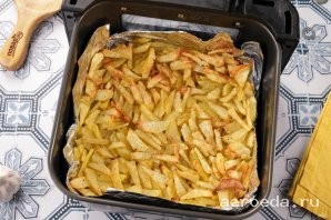 Шаг 34: За это время мясо пустит сок и будет томиться с луком и морковью, а картофель немного пропечётся и приобретёт золотистую корочку.