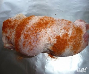 Шаг 7: В куриный рулет я решила добавить немного грибов, которые остались у меня в морозилке с последнего похода в лес. Для этого я выложила их в сковородку вместе с нарубленным репчатым луком и обжарила все на подсолнечном масле. Затем выложила эту смесь на отбитое и уже пропитавшееся специями куриное филе. Заворачиваю все плотным рулетом и закручиваю фольгой.